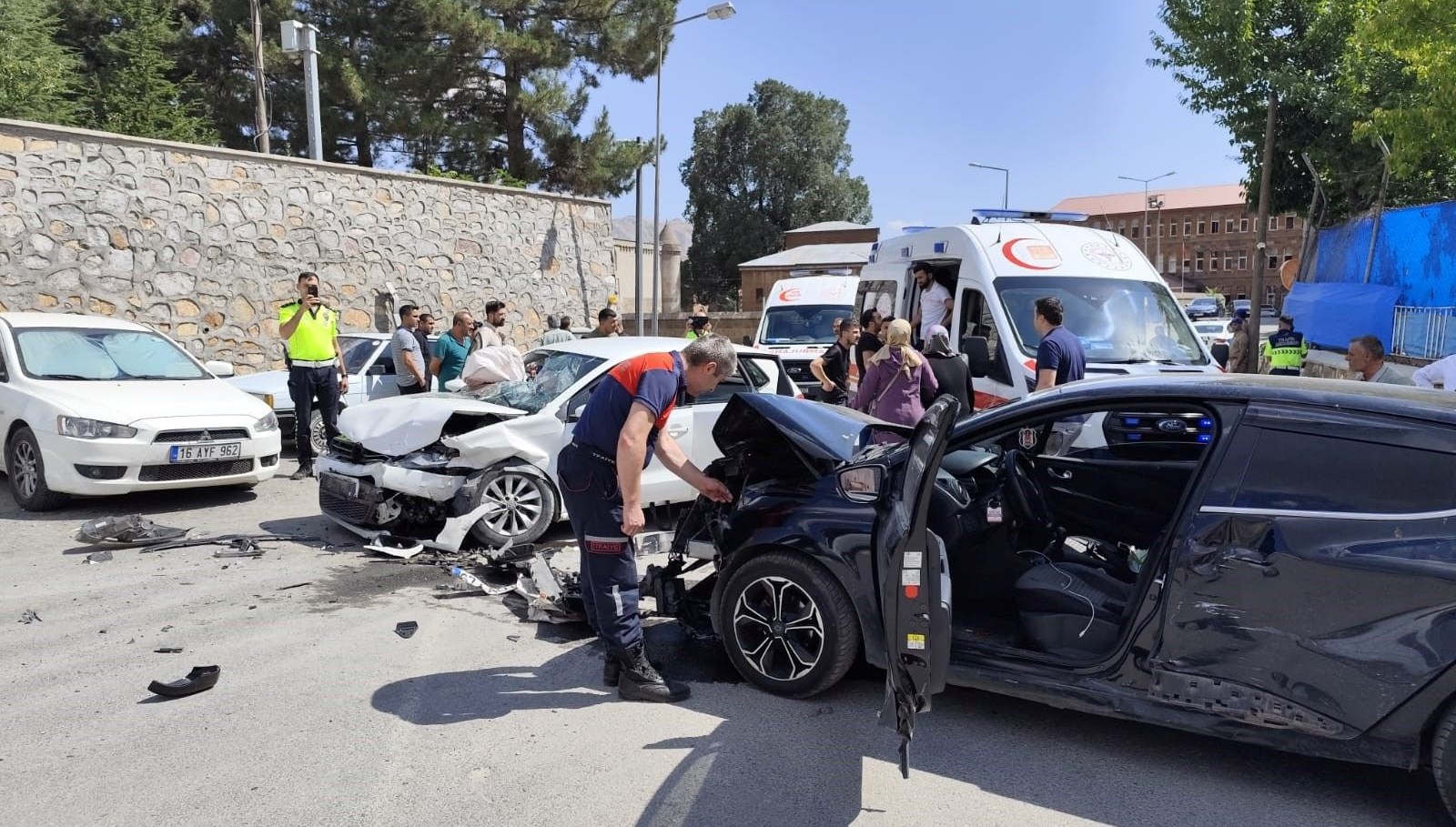 Bitlis’te otomobiller çarpıştı: 10 yaralı