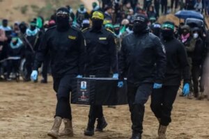 hamas trumpin aciklamalarindan sonra israilli esirlerin cenazelerini teslim etmeye basladi O8JKOOIf.jpg